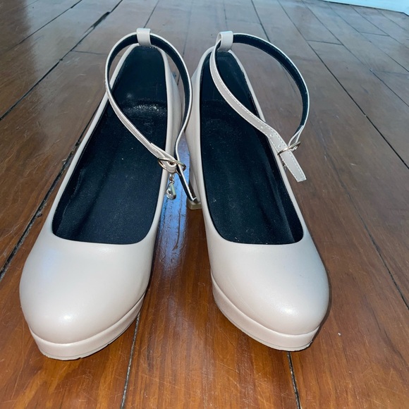 Classic Women’s Nude Pumps - Picture 1 of 3